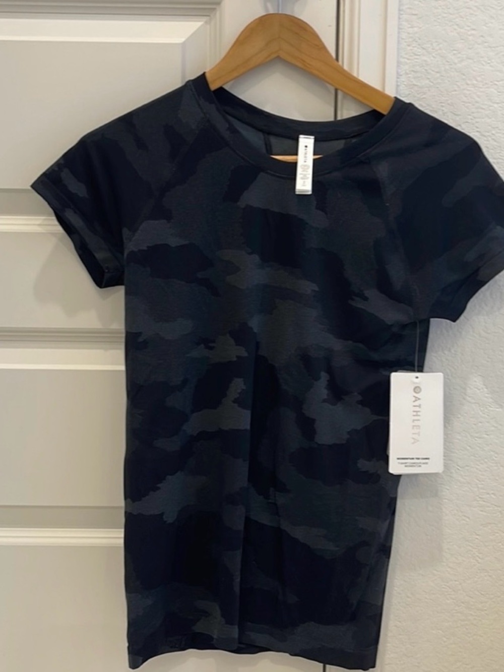 NWT Athleta momentum camo tee